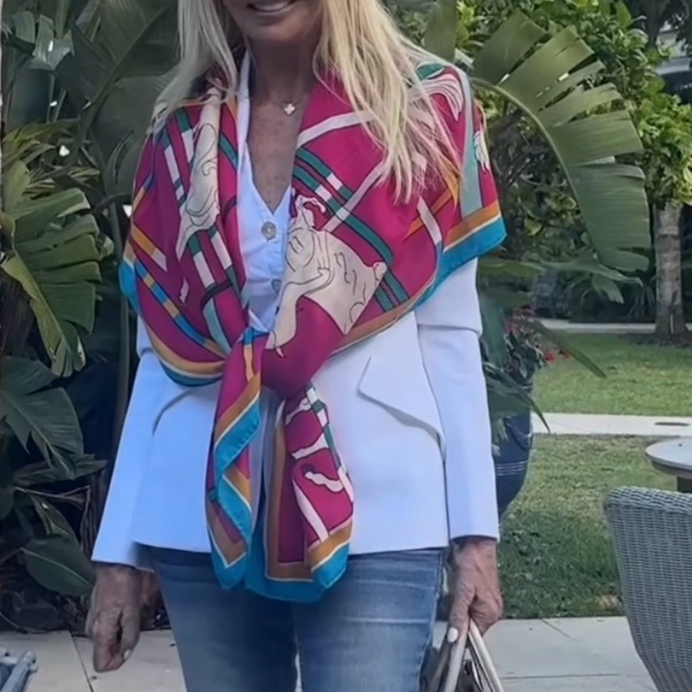 Hermes Tresors retrouves Vibrant Horse Print Scarf
Authentic!!!